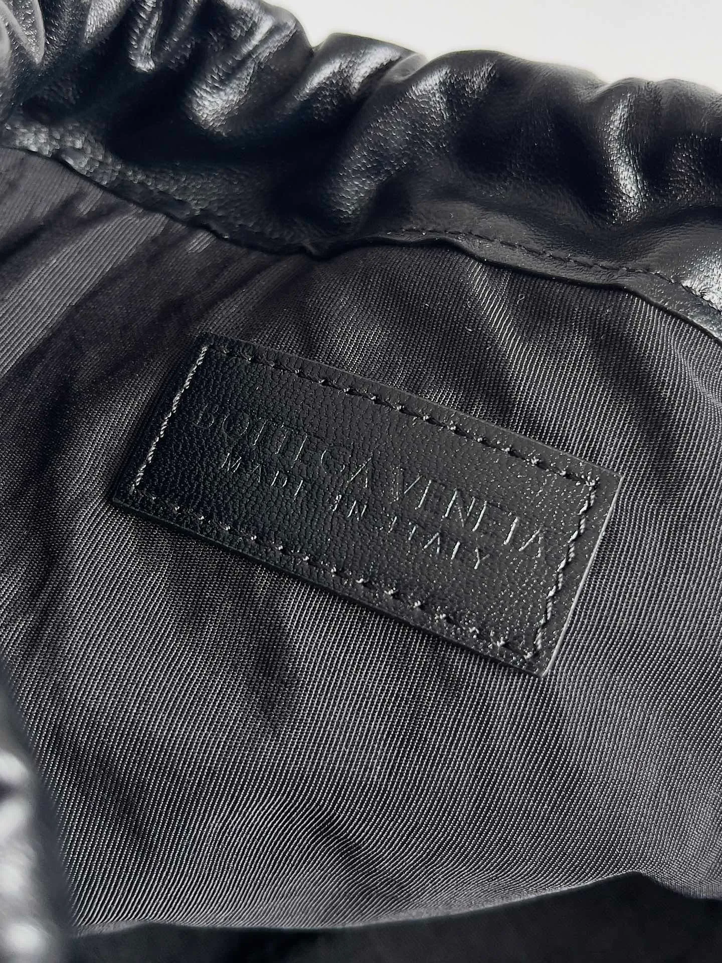 Batch 1560 Armpit bags have become a fashionable item that every girl has in their hands in recent years🛍️. The elegant and simple style has won the love of many people of different ages. However, there is an unavoidable trouble with armpit bags, that is, the capacity is too small, and BOTTEGA VENETA’s new Dustbag Considering people's travel needs, the capacity of garbage bags has been greatly upgraded. Folding umbrellas, water cups, and girls' makeup powder and lipstick can all be accommodated. It is very light and resistant to dirt. Even if you have a lot of things when traveling, it can reduce the burden to a certain extent. The shoulder straps are buckled and can be changed at will. It can be used for hand holding or as the liner of a large bag. After the drawstring is drawn, it looks like a cloud bag. It is very suitable for concave styling when traveling in summer🙋🏻‍♀️ Style number: 796728 Size: 32*23*1cm